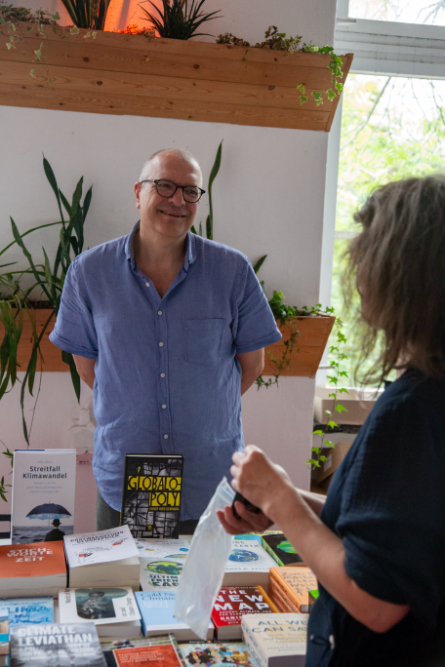 Jörg Braunsdorf/ Tuckolsky Buchhandlung Berlin stellt den Büchertisch/ Jörg Braunsdorf/ Tuckolsky Bookstore Berlin provides the book table