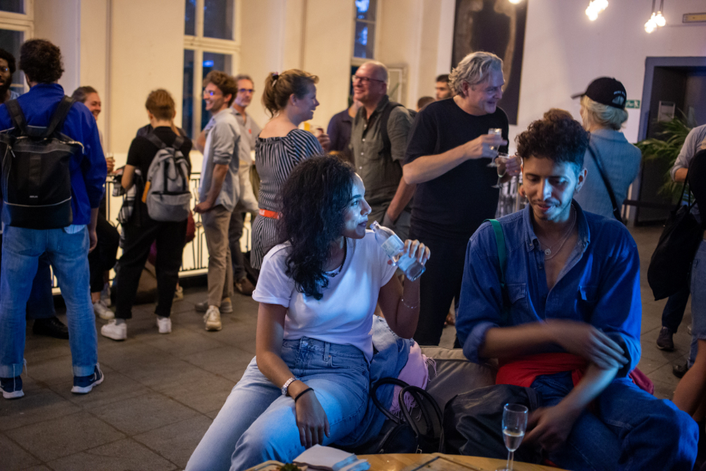 Künstler und Besucher des Climate Cultures Festival auf der Vernissage am Festivaltag 1. Ausstellung „Echos“ und Vernissage wurde von der Heinrich Böll-Stiftung und der Gallerie Le Cube/ Marocco organisiert/ Artists and visitors of the Climate Cultures Festival at the exhibition opening on the festival day 1. Exhibition “Echos” and exhibition opening was organized by the Heinrich Böll Foundation and the gallerie Le Cube/ Morocco